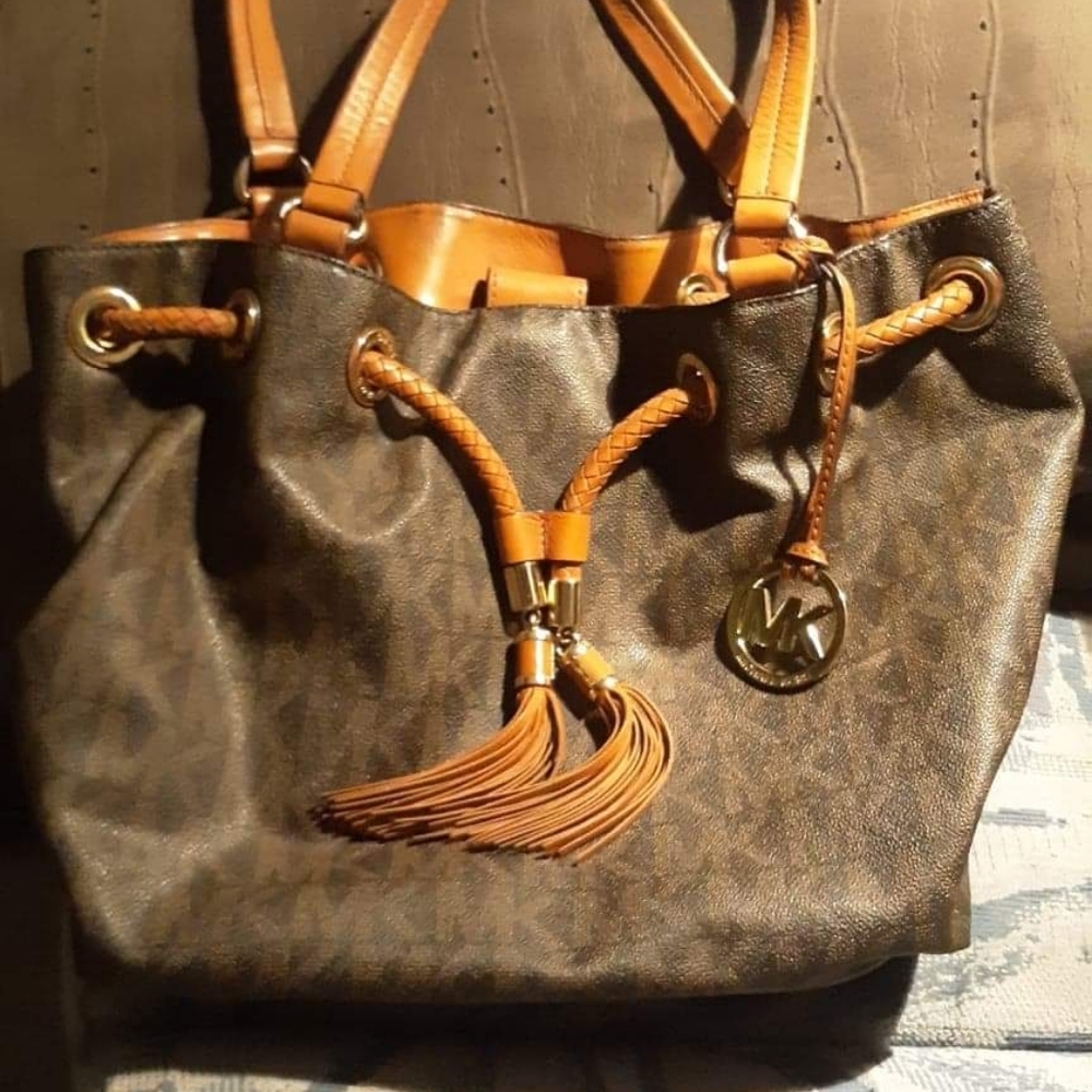 I am selling my Michael Kors purse.